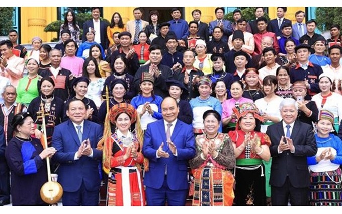El presidente vietnamita, Nguyen Xuan Phuc, y las personas prestigiosas, ancianos y jefes de aldeas y artesanos de las etnias minoritarias. (Fotografía: VNA)