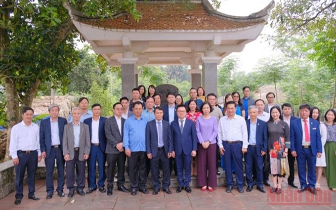 La delegación de la Asociación de Periodistas de Vietnam en la reliquia histórica nacional de ATK Dinh Hoa. (Fotografía: Nhan Dan)
