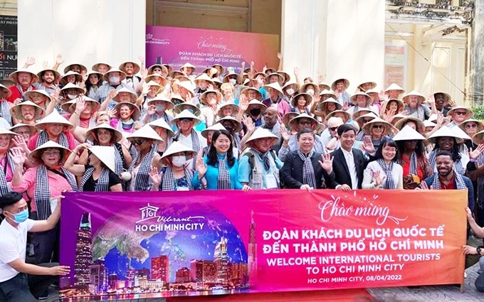 Un grupo de 126 turistas estadounidenses recibió una cálida bienvenida al visitar el 8 de abril el Museo de Historia de Ciudad Ho Chi Minh. (Fotografía: Servicio municipal de Turismo)