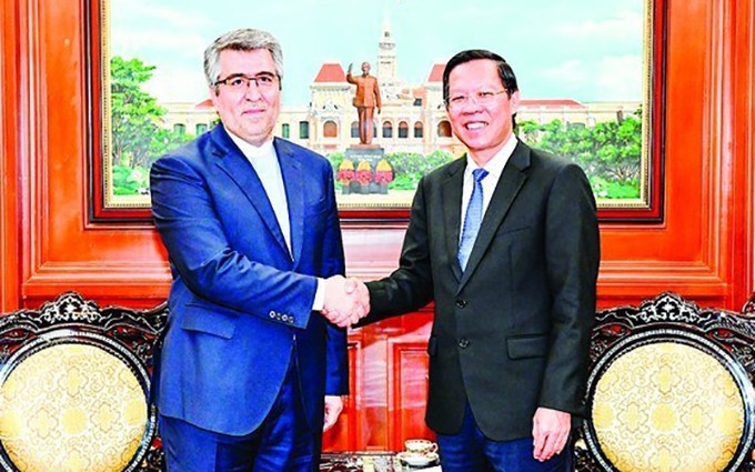 El presidente del Comité Popular de Ciudad Ho Chi Minh, Phan Van Mai, y el embajador iraní Ali Akbar Nazari. (Fotografía: sggp.org.vn)