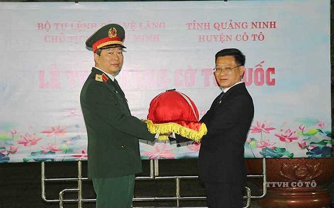 El mayor general Bui Hai Son, jefe del Alto Mando de Protección del Mausoleo del Presidente Ho Chi Minh, entrega bandera nacional al distrito insular de Co To (Fotografía: Nhan Dan)