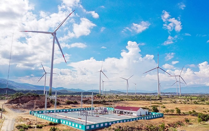 Proyecto de planta de energía eólica No.5 en la provincia de Ninh Thuan invertido y construido por el Grupo Trungnam con una inversión total de casi 57 millones de dólares. (Fotografía: Nhan Dan)