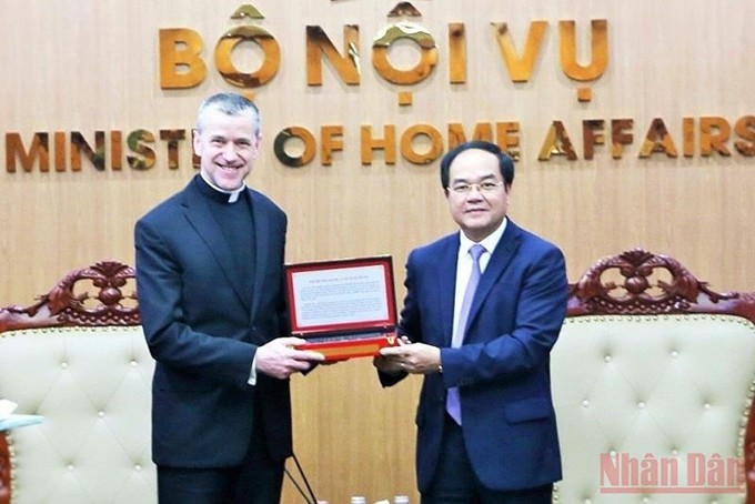 El viceministro del Interior de Vietnam Vu Chien Thang recibe a Monseñor Miroslaw Stanislaw Wachowski, subsecretario de la Sección de Relaciones con los Estados del Vaticano. (Fotografía: Nhan Dan)