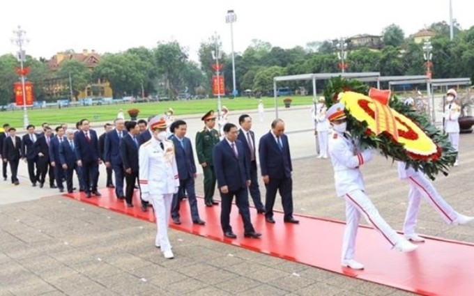 Dirigentes vietnamitas rinden tributo al Presidente Ho Chi Minh en ocasión de efemérides (Fuente: VNA)