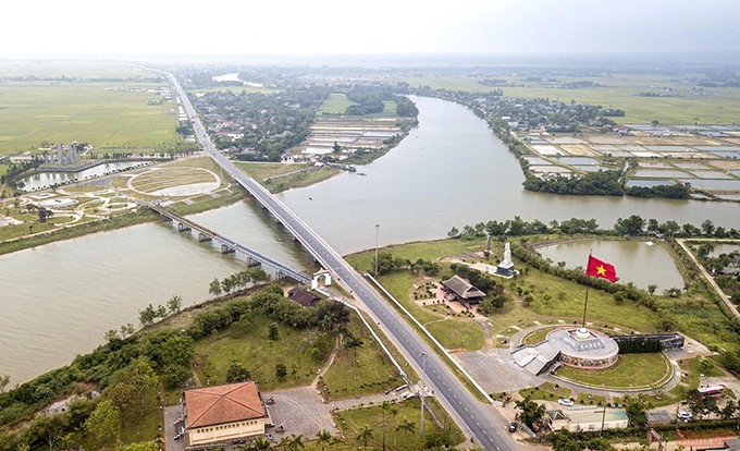 Vista panorámica del Conjunto de Sitios históricos nacionales especiales a lo largo de las orillas de Hien Luong-Ben Hai. (Fotografía: Nhan Dan)
