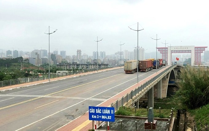 Reanudan despacho aduanero en puente de frontera entre Vietnam y China. (Fotografía: Nhan Dan)