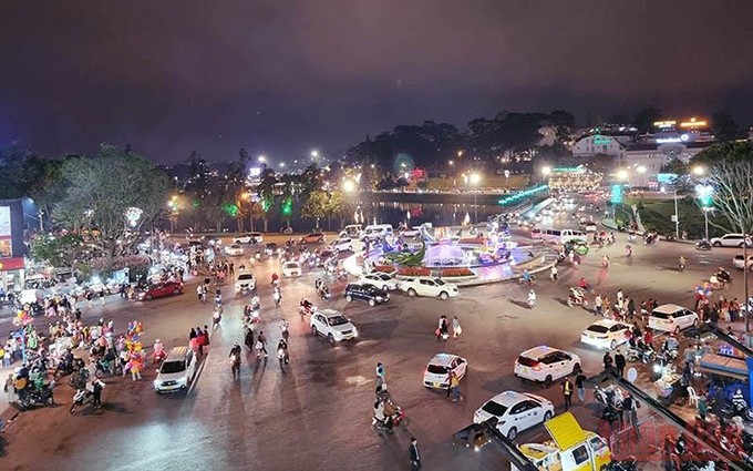 El área central de la ciudad de Da Lat en la noche de apertura de la Semana Dorada de Turismo de Lam Dong 2022