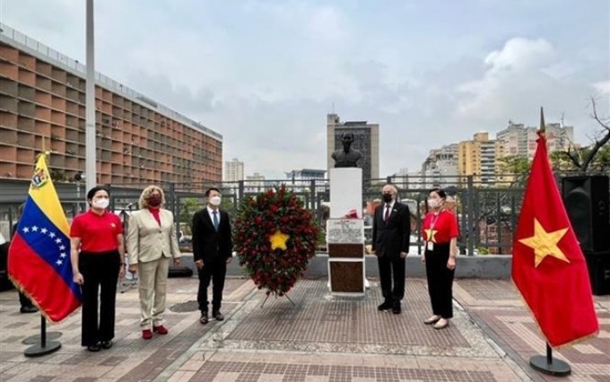  Celebran en Venezuela los 47 años de la Reunificación de Vietnam.