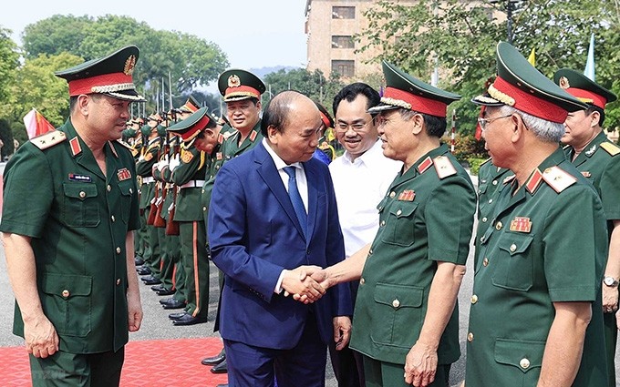 El presidente de Vietnam, Nguyen Xuan Phuc, realiza la visita de trabajo a la Región Militar 1 (Fotografía: Nhan Dan)