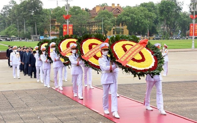 Dirigentes del Partido y el Estado rinden homenaje al Presidente Ho Chi Minh.
