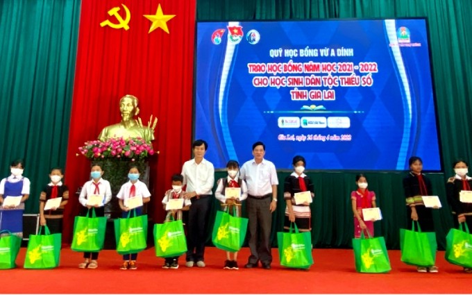  Otorgan becas Vu A Dinh a estudiantes de minorías étnicas en Gia Lai.