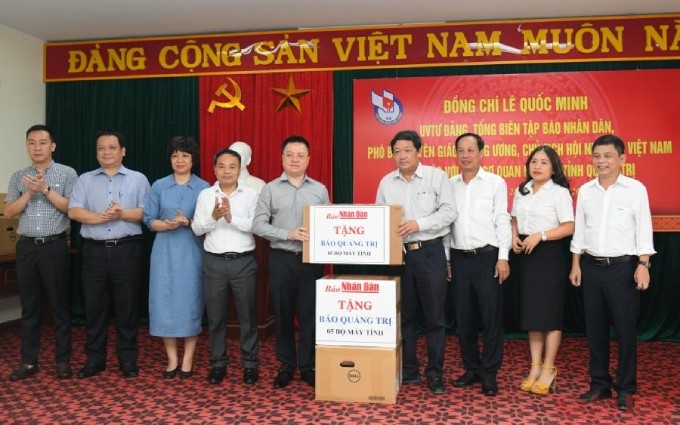 El diario Nhan Dan entrega cinco computadoras al periódico de Quang Tri.