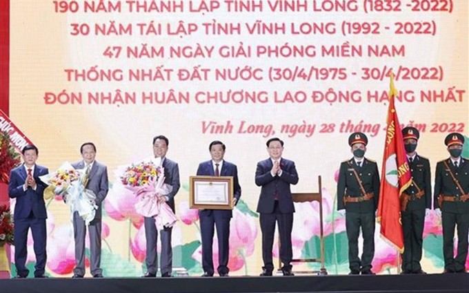 El presidente de la Asamblea Nacional, Vuong Dinh Hue, otorga la Orden de Trabajo de primera clase a la provincia de Vinh Long. (Fotografía: VNA)