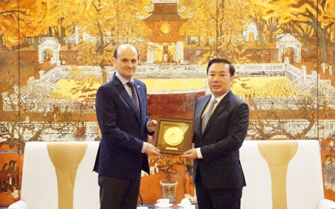 El vicepresidente del Comité Popular de Hanói Chu Xuan Dung (derecha) y el embajador de Argentina en Vietnam, Luis Pablo María Beltramino. (Fotografía: hanoimoi.com.vn)