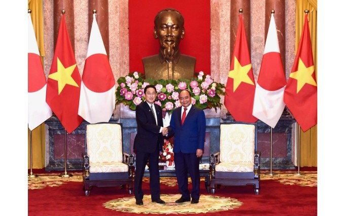 El presidente vietnamita, Nguyen Xuan Phuc (D), recibe al premier japonés, Kishida Fumio, quien realiza una visita oficial al país.