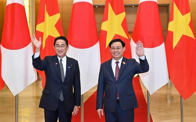 El máximo legislador vietnamita, Vuong Dinh Hue (D) y el premier nipón, Kishida Fumio.