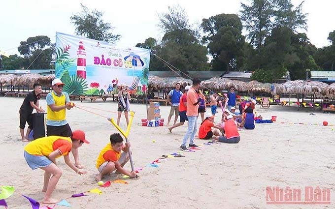 Quang Ninh recibe a más de 300 mil turistas durante días feriados. (Fotografía: Nhan Dan)