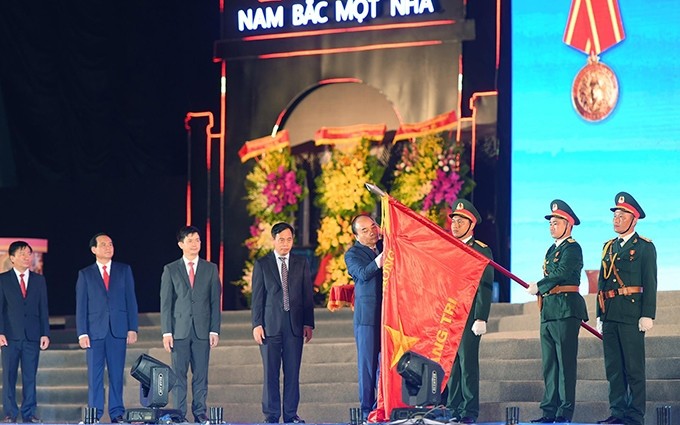 El presidente Vietnam, Nguyen Xuan Phuc, entrega la Medalla Ho Chi Minh al ejército y el pueblo de Quang Tri (Fotografía: Thanh Dat)