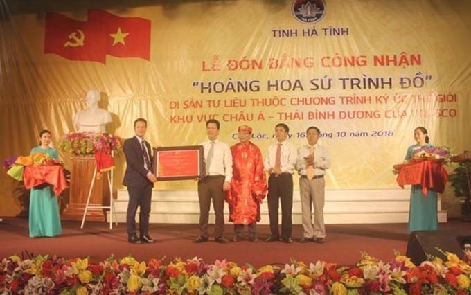 La ceremonia de recibir el certificado de reconocimiento del "Hoang Hoa su trinh do" como patrimonio documental del Programa Memoria del Mundo de la Unesco para Asia y el Pacífico. (Fotografía: qdnd.vn)