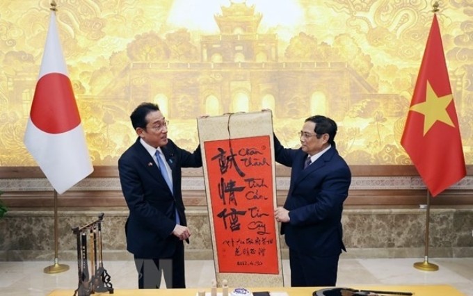  El primer ministro de Vietnam, Pham Minh Chinh entrega a su homólogo japonés, Fumio Kishida, una caligrafía “Sinceridad-Afecto-Confianza” (Foto: Duong Giang/VNA)