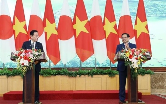  El primer ministro de Vietnam, Pham Minh Chinh (D) y su homólogo japonés, Kishida Fumio (I) (Fuente: VNA)
