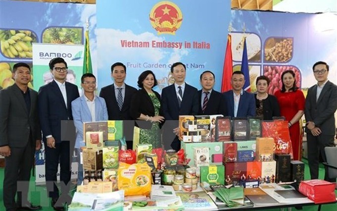 El pabellón vietnamita, titulado ‘Jardín de frutas de Vietnam’, exhibe productos procesados de frutas, té, café y especias, entre otros. (Fotografía: VNA)