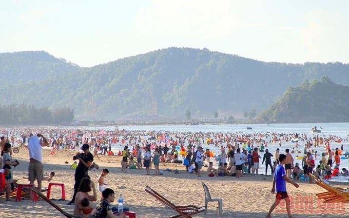 Playa de Cua Lo atestada de turistas durante los cuatro días feriados