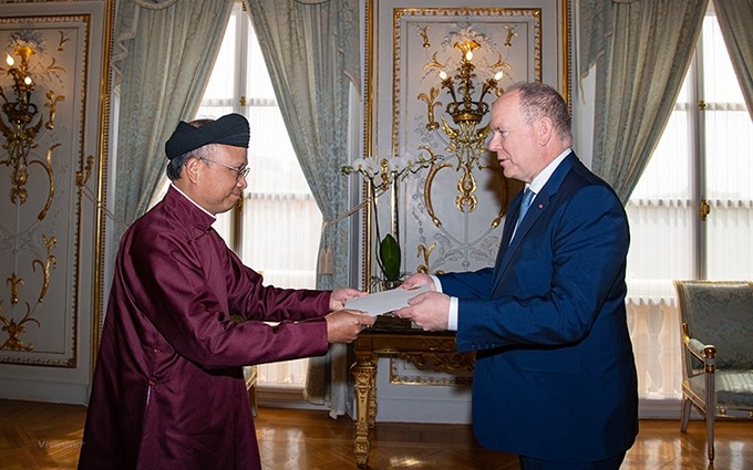 El embajador vietnamita en Francia y concurrente en Mónaco, Dinh Toan Thang, entrega sus cartas credenciales al Príncipe monegasco Alberto II (Foto: VNA)