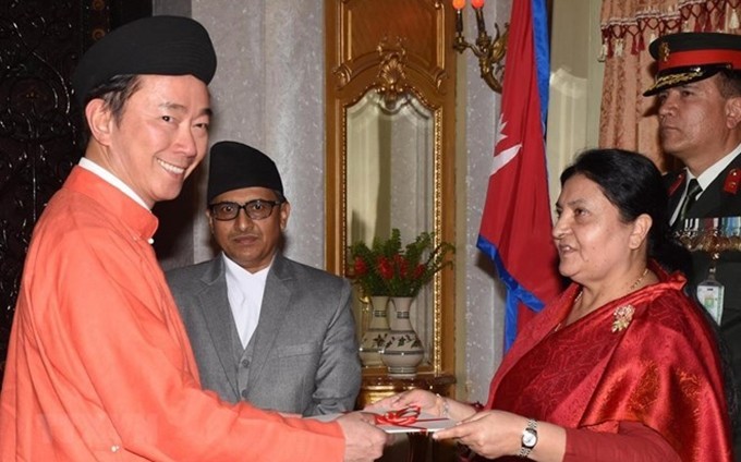 El embajador Pham Sanh Chau y la presidenta nepalesa, Devi Bhandari. (Fotografía: VNP)