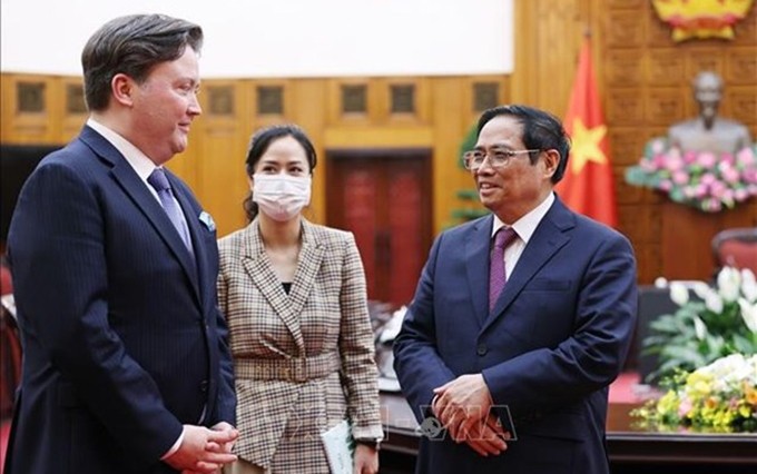 El primer ministro vietnamita, Pham Minh Chinh, recibe al embajador estadounidense Marc E.Knapper (Foto: VNA)