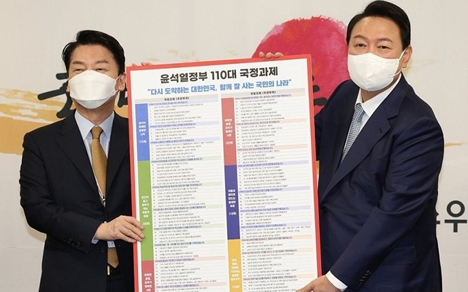 El presidente electo de Corea del Sur, Yoon Suk-yeol (D), anuncia una lista de 110 tareas clave del nuevo Gobierno. (Fotografía: Yonhap)