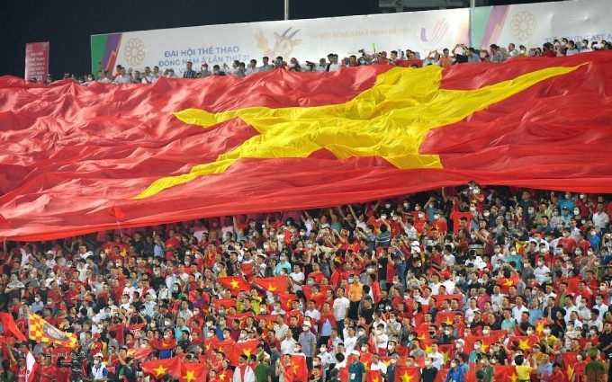  Los aficionados llegan al estadio de Viet Tri, en la provincia norteña de Phu Tho. (Foto: Thanh Dat)