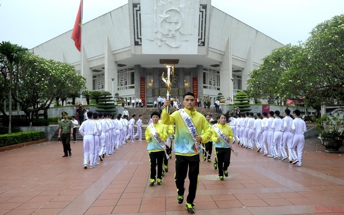 Atletas destacados participan en la ceremonia de encendido de la llama de los SEA Games 31, que luego transportaron del Museo de Ho Chi Minh al Estadio Nacional de My Dinh.