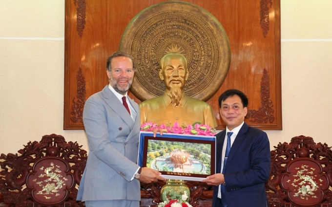 Entrega de un regalo de recuerdo al diplomático neerlandés. (Fotografía: baocantho.com.vn)