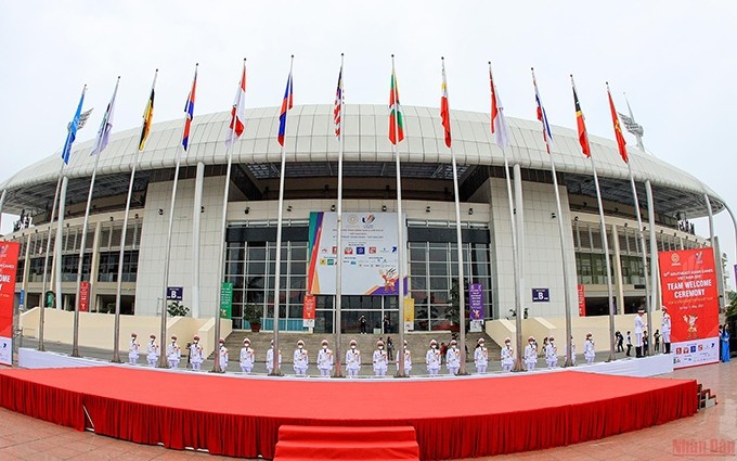 Las banderas nacionales de 11 países del Sudeste Asiático ondean en el cielo de Hanói. (Fotografía: Nhan Dan)