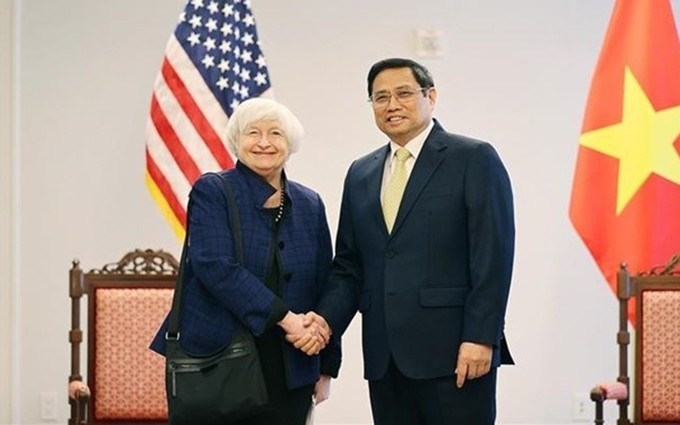 El primer ministro vietnamita, Pham Minh Chinh, recibe a la secretaria del Tesoro de los Estados Unidos, Janet Yellen. (Fotografía: VNA)