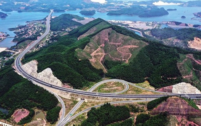  Una vez finalizada, la obra contribuirá a completar la autopista extendida desde Lao Cai - Hanói - Hai Phong hasta la ciudad de Mong Cai, la más larga de Vietnam en la actualidad. (Foto: baodautu.vn)