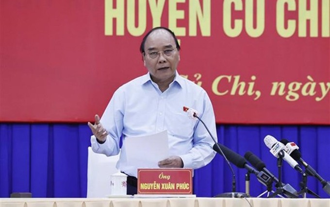 El presidente Nguyen Xuan Phuc habla en la reunión. (Fotografía: VNA)