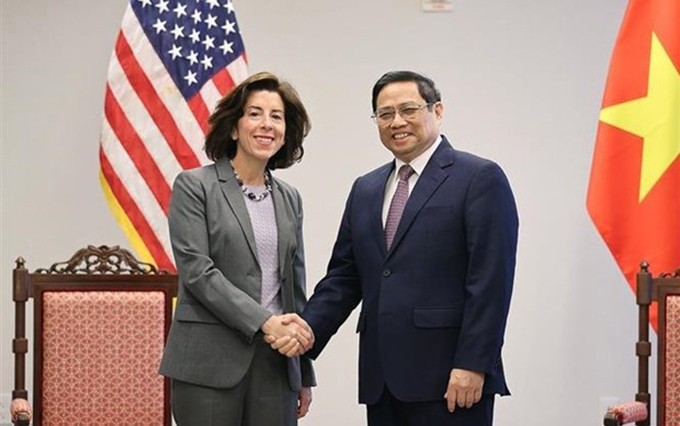 El primer ministro de Vietnam, Pham Minh Chinh, recibe a la secretaria de Comercio de Estados Unidos, Gina Raimondo. (Fotografía: VNA)