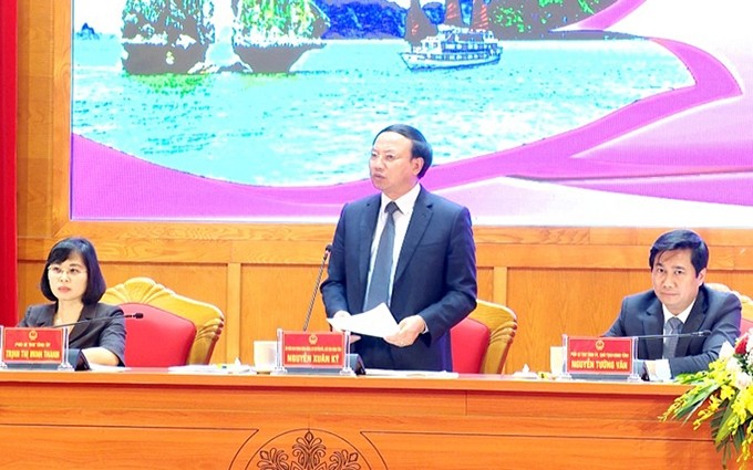 Líderes de la provincia de Quang Ninh debaten los temas que preocupan a las empresas.