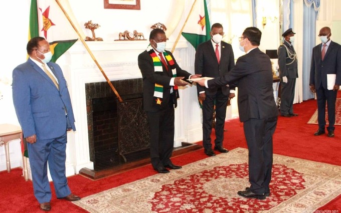  El embajador vietnamita en Sudáfrica concurrente en Zimbabue, Hoang Van Loi, entrega sus cartas credenciales al presidente de Zimbabue, Emmerson Mnangagwa (Foto: Embajada de Vietnam en Sudáfrica)