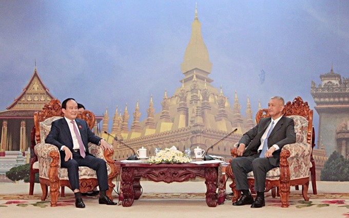 El presidente del Consejo Popular de Hanói, Nguyen Ngoc Tuan, y su homólogo de Vientián, Anouphap Tounalom. (Foto: VNA)