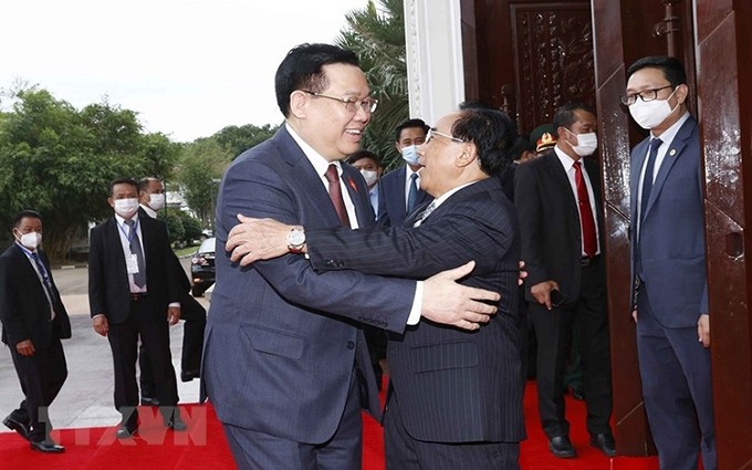 El primer ministro de Laos, Phankham Viphavanh, recibe al presidente de la Asamblea Nacional de Vietnam, Vuong Dinh Hue. 