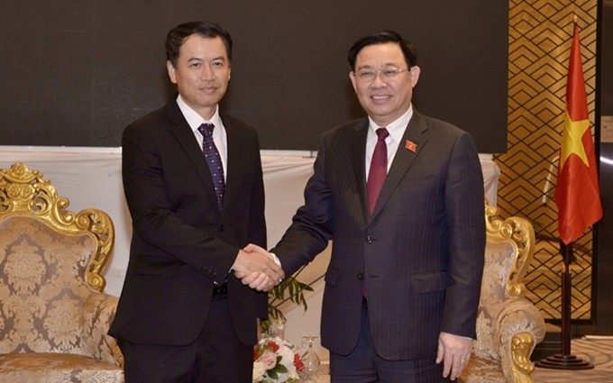 El presidente de la Asamblea Nacional de Vietnam, Vuong Dinh Hue (D) y el presidente de la Auditoría Estatal de Laos, Malaithong Kommasith (Foto: VOV)