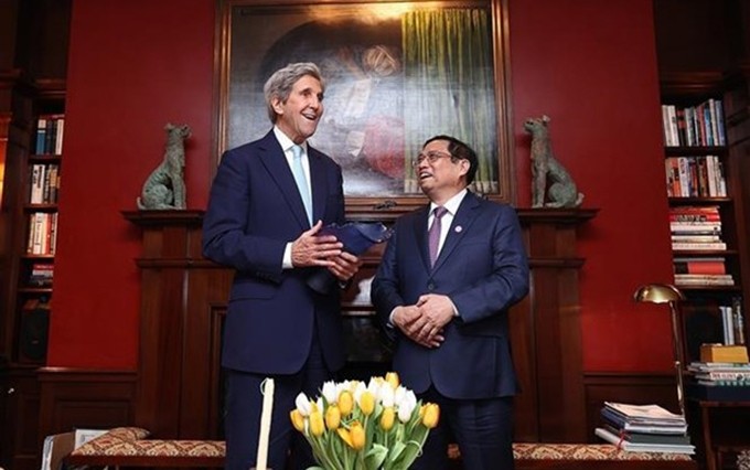 El primer ministro de Vietnam, Pham Minh Chinh (derecha), y el enviado especial presidencial para el Clima de Estados Unidos, John Kerry. (Fotografía: VNA)