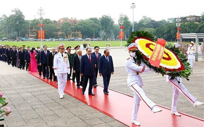 Rinden homenaje al Presidente Ho Chi Minh en ocasión del 132 aniversario de su natalicio. (Fotografía: VNA)