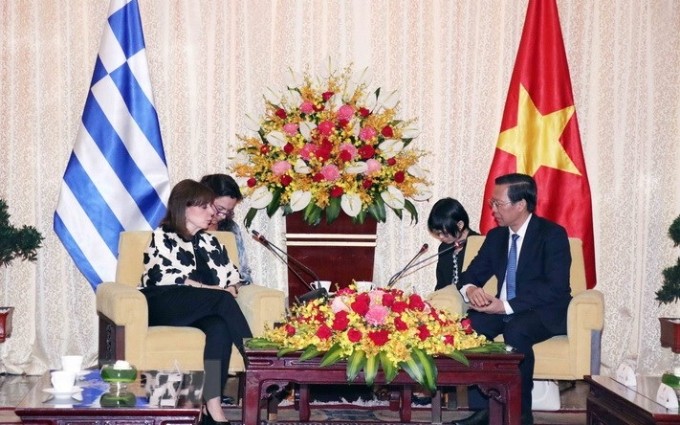  La presidenta de Grecia, Katerina Sakellaropoulou, visita el Palacio de la Reunificación en Ciudad Ho Chi Minh (Foto: VNA)