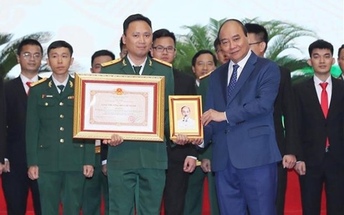 El presidente vietnamita Nguyen Xuan Phuc entregó el Premio Ho Chi Minh a los autores de obras científicas y tecnológicas más destacadas en los campos militares y de defensa. (Fotografía: VNA)