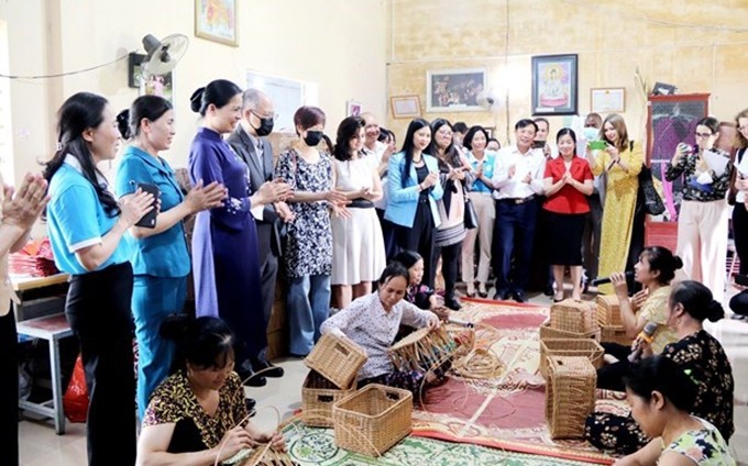 Representantes de la Delegación de la UE visitan una cooperativa de artesanía en el distrito de Hoang Hoa, en la provincia de Thanh Hoa (Foto: VNA)