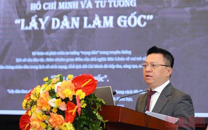 El jefe de redacción de Nhan Dan, Le Quoc Minh habla en el acto. (Foto: Thanh Dat)